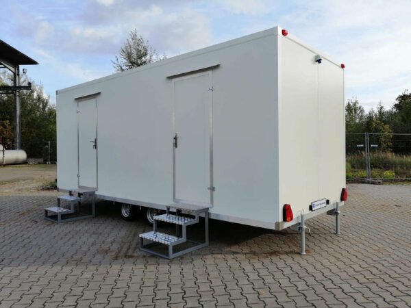 Doppelter Sanitäranhänger 5 WCs 3 Urinale 6×2,40 Meter